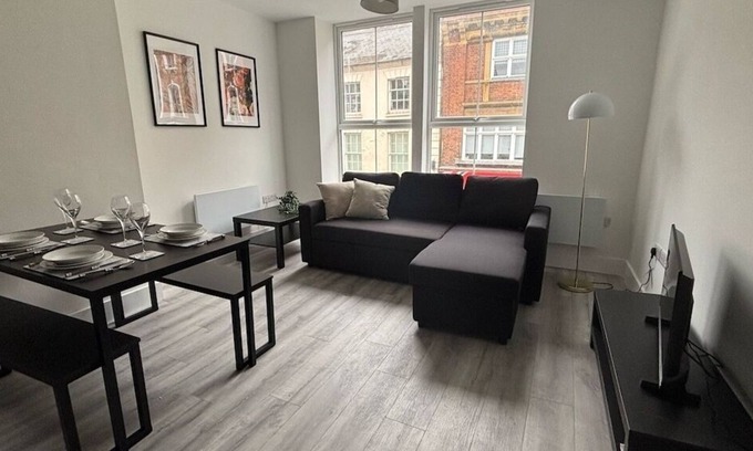 Northampton Apartment | Inviting 2 Bed Apartment - Wi-Fi