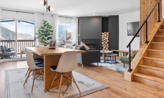 Summit Cove Condo | Inviting Gem Near Lake Dillon: Balcony & Fireplace