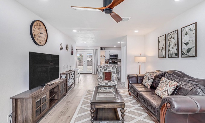 Bay Area House | Inviting house with large enclosed yard, central AC, washer/dryer, & golf nearby
