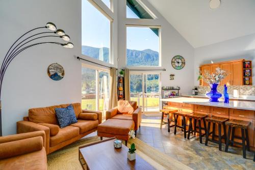 Maple Grove House | Inviting Lake Sutherland Home Kayaks and View!