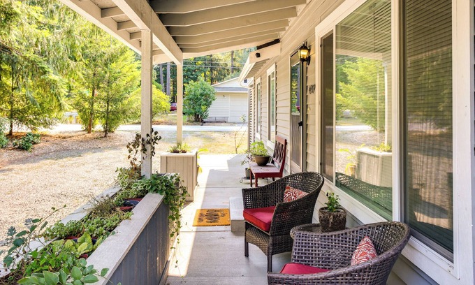 Riverbend House | Inviting North Bend Home: 21 Miles to Ski Slopes!