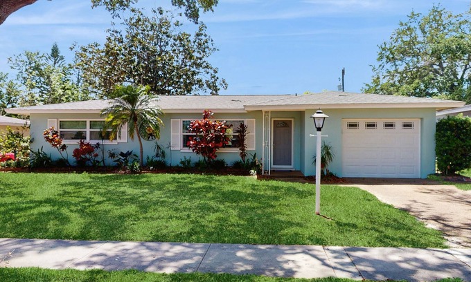 Clearwater House | Inviting ranch home near the beach - Florida room, alfresco dining