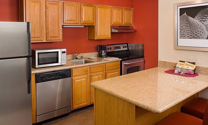 Ontario Hotel | Inviting Studio with Full Kitchen | Outdoor Pool Access