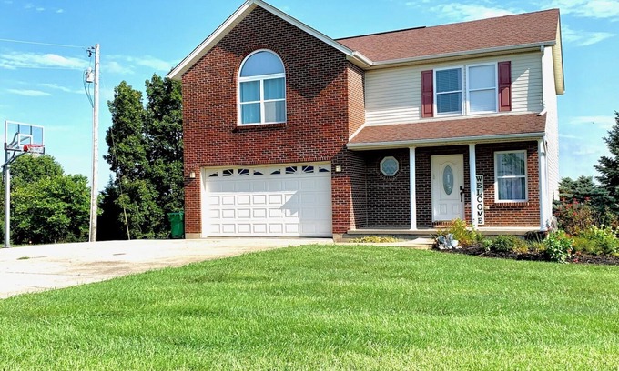 Williamstown House | Iridescence Getaway near Ark Encounter - Sleeps 20