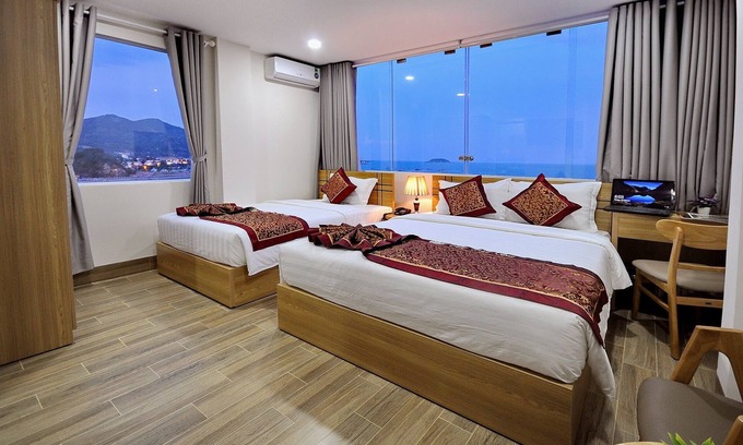 Nha Trang Hotel | Iridescent Cloud Hotel, beach front view with buffet breakfast