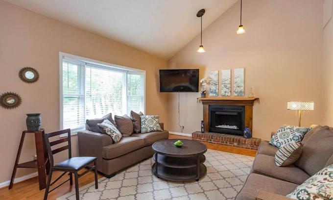Nashville House | Iris Inn :) Relaxation Station near Opry Mills Mall