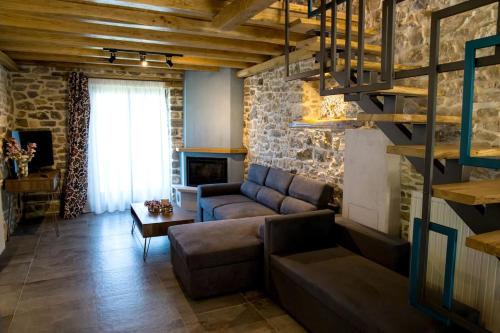 Tsagarada Apartment | Iris Stone Villa with Jacuzzi