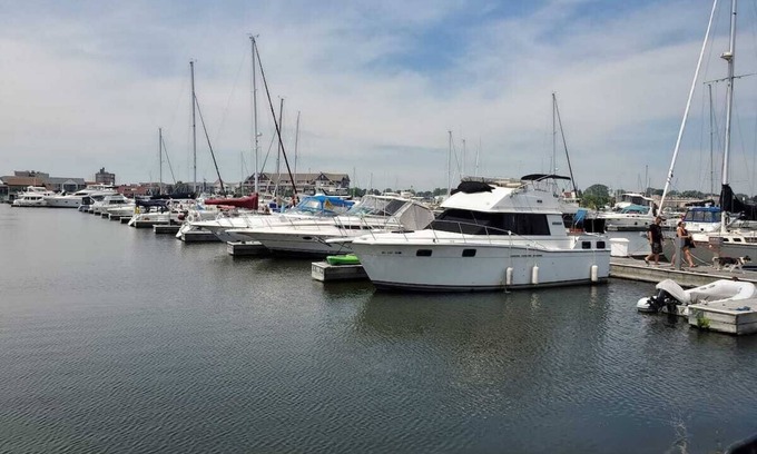 Racine Boat Rental | Irish Mist V @ Reefpoint Marina
