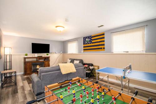 South Bend House | Irish Retreat l 4 BR 2 Miles from Campus l BBQ Foosball
