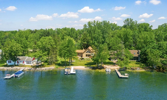 Wautoma House | Irogami Lake-Beautiful waterfront cottage on sandy clean lake! PONTOON! KAYAKS!