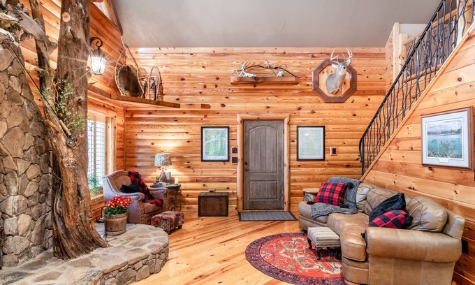 Butler Cabin | Iron Mountain Lodge - Beautiful Cabin with New Hot Tub & Views of Forests and Mountains! by RedAwning