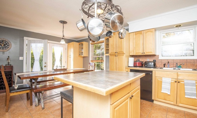 Kodak House | Ironwood Haven-Hot Tub-Firepit-Pool Table-Air Hockey-2600sq ft-7min Off Exit 407