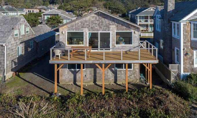 Tolovana Park House | Isabel House - Oceanfront - Cannon Beach Property Mgmt