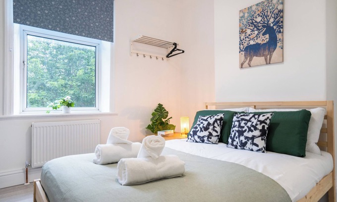 Burnley House | Isimi Burnley 3 bedroom modern house, free parking