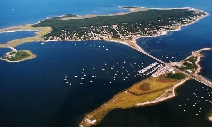 Fairhaven Cottage | Island Breeze Cottage on West Island, just a short walk to several beaches.