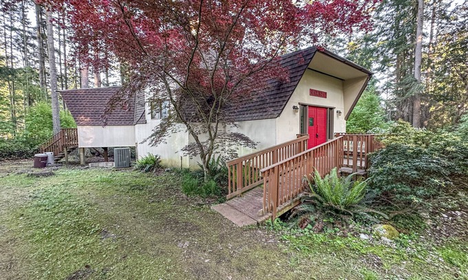 Greenbank House | Island getaway with balcony, Wifi, Washer/Dryer and waterview
