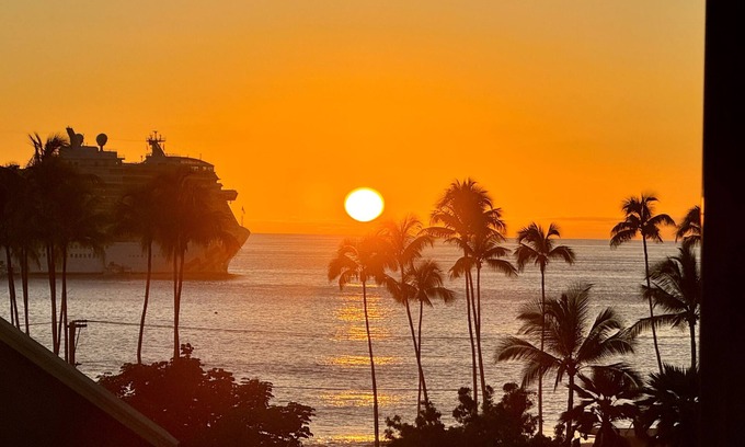 Historic Kailua Village Condo | Island Glow Kailua Village, AC and ocean views in the heart of Kailua Kona