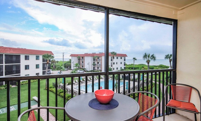 Sanibel Condo | Island oasis - Beachfront condo on Sanibel Island - Sandalfoot 2C3