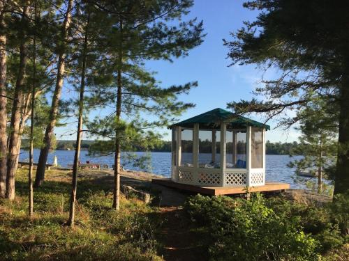 Nipissing House | Island Retreat at waters edge Boat&Motor Included
