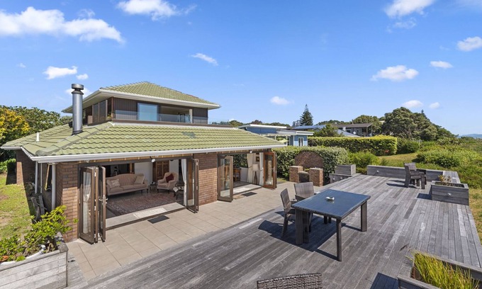 Paraparaumu Beach House | Island View Beach House - Paraparaumu Beach Home