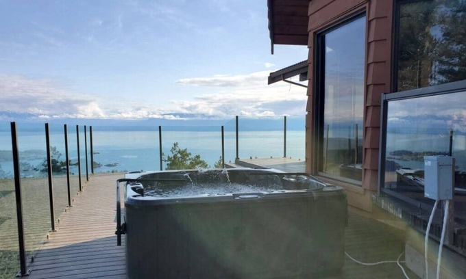 Juan de Fuca Electoral Area House | Island Villa with breathtaking Views