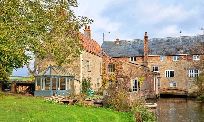 Thrapston House | Islip Mill House - Beautiful Riverside Home