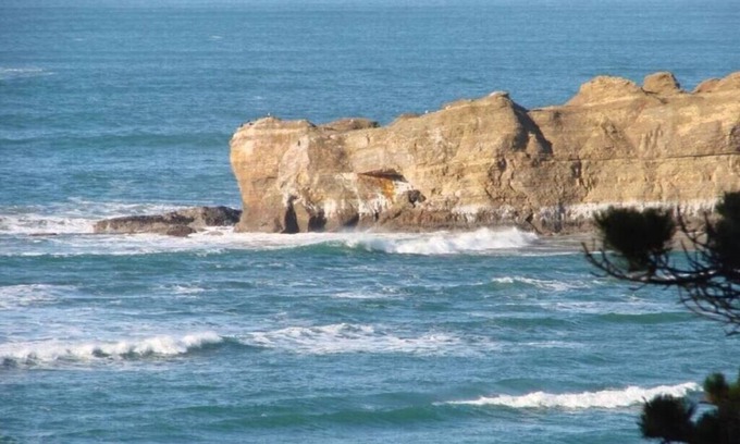 Otter Rock House | Isolated beach front house