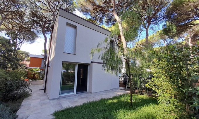 Marina di Castagneto Carducci Villa | Modern cottage with fenced garden, in pine forest 5 minutes walk from the sea