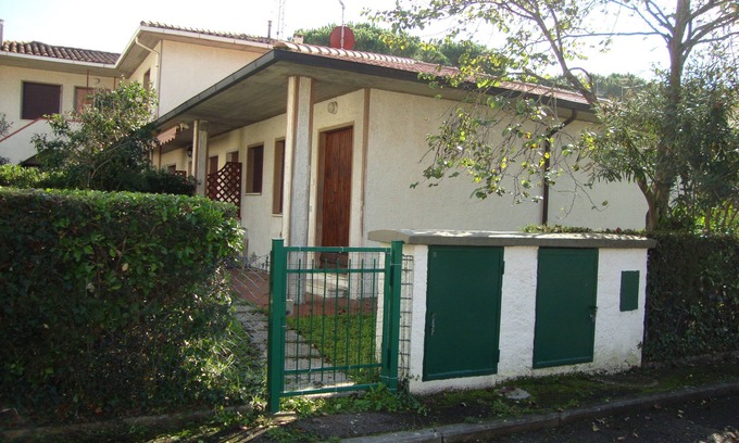 Marina di Castagneto Carducci House | Apartment with private garden