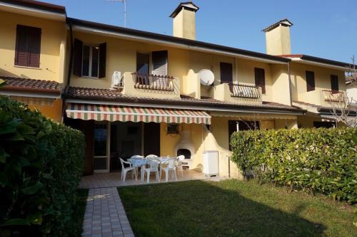 Porto Santa Margherita Villa | Spacious villa with private garden and shared pool