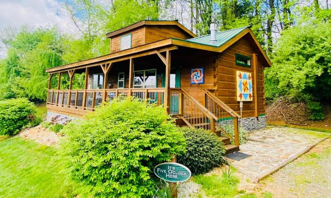 Fancy Gap House | It's Five O'Clock Here - Cozy Waterfront Cabin with a HOT TUB on the Blue Ridge Parkway! Pet Friendly