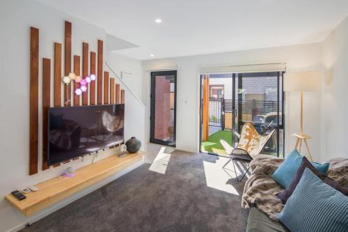 Lower Hutt House | It's Gettin' HUT in Here