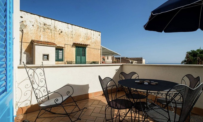 Porticello House | Holiday home in Santa Flavia with terrace