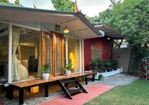Varanasi Ski Chalet | ITH Luxury Cottage 'Hibiscus'