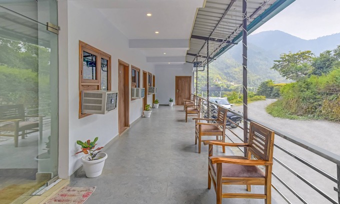 Bullawala Hotel | Itsy By Treebo - Studioz @ Om River Resort