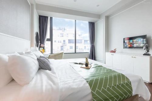Van Mieu Apartment | IVY Hotel - by BAY LUXURY