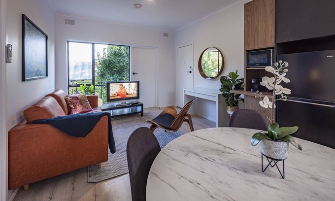 Wayville Apartment | Jacaranda Apartment | Wayville Walk to Tram