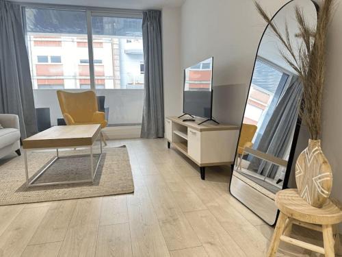 Vigo Apartment | Jacinto Benavente 15, 1S by YBH