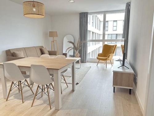Vigo Apartment | Jacinto Benavente 15, 6A by YBH