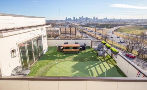 Talbot's Corner House | Jack Daniels House with Rooftop Golf, City views! 8min to Whiskey Row! Sleeps 10!