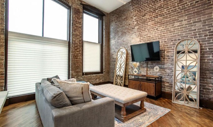 Old City Apartment | Jackson Jewel - Downtown Suite