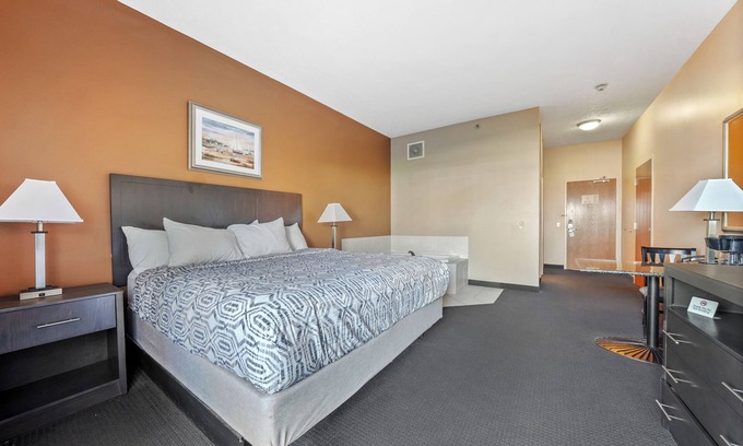 Put-in-Bay Hotel | Jacuzzi Tub & King Bed Put-in-Bay