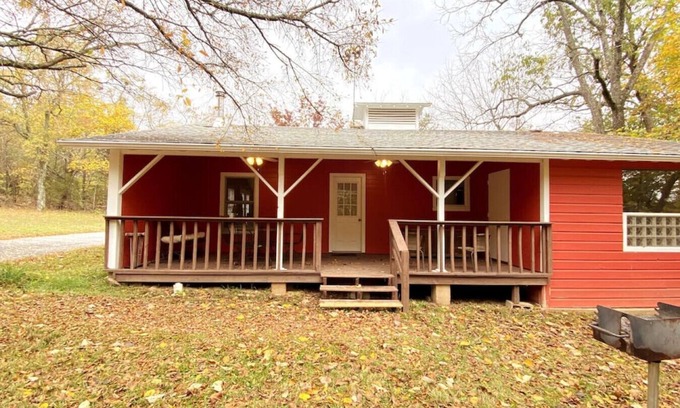 Eureka Springs Cabin | Jacuzzi Tub Secluded Cabin w/Pond Downtown 3 mi