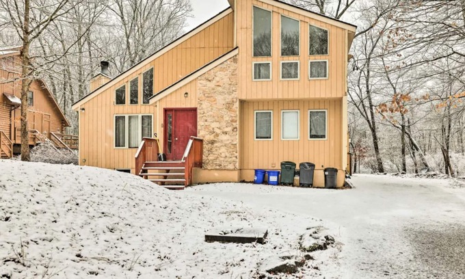 Pocono Mountain Lake House | Jacuzzi, wood fireplace, A/C, sauna, strong Wi-Fi