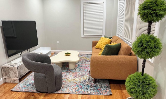 Hyde Square Apartment | Jamaica Plain - 4BR2BA Urban Retreat/Near T