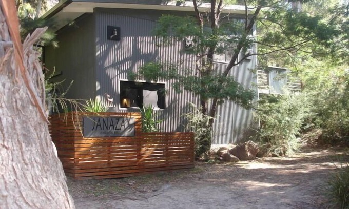 Halls Gap House | Janaza Boutique Retreat right in the middle of Halls Gap township. Pet friendly.