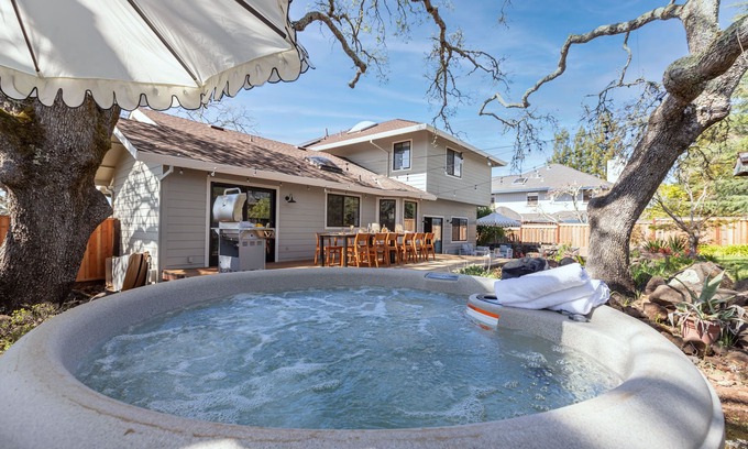 Bennett Valley Homeowners Association House | Jasmine by AvantStay | Entertainers Paradise w/Hot Tub,Pool Table & Large Patio