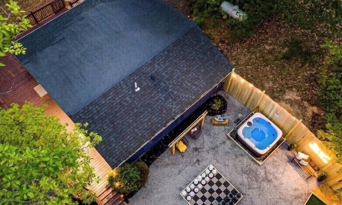 Stanley Cabin | Jax Mountain Getaway MovieRoom Hot Tub yard games