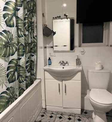 Chorlton-on-Medlock House | Jazmin Room