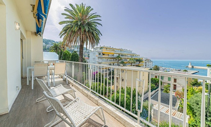 Lazaret Apartment | JdV Holidays Apartment Silene - top floor with terrace and great views over port